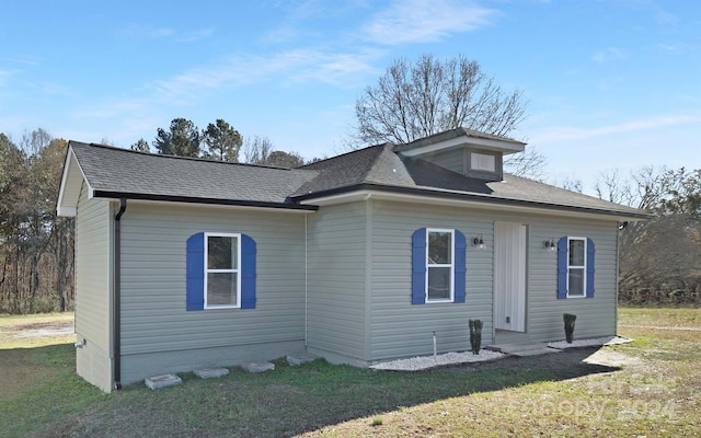 view of front facade featuring a front yard