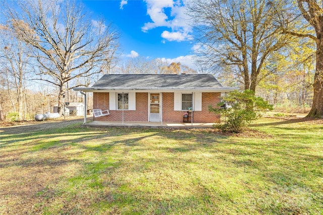 view of front of property featuring covered porch and a front lawn