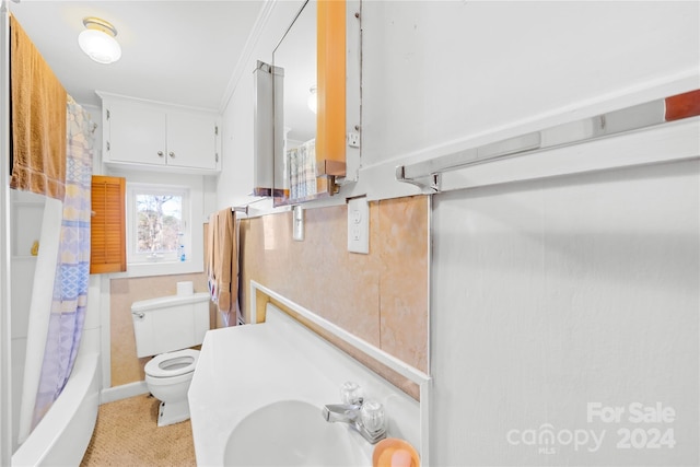 full bathroom featuring crown molding, sink, shower / bath combo, and toilet