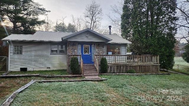 view of front of house featuring a front lawn