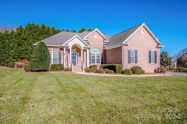 view of front of property featuring a front yard