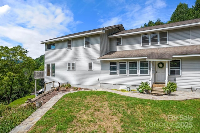 view of front of property featuring a front lawn