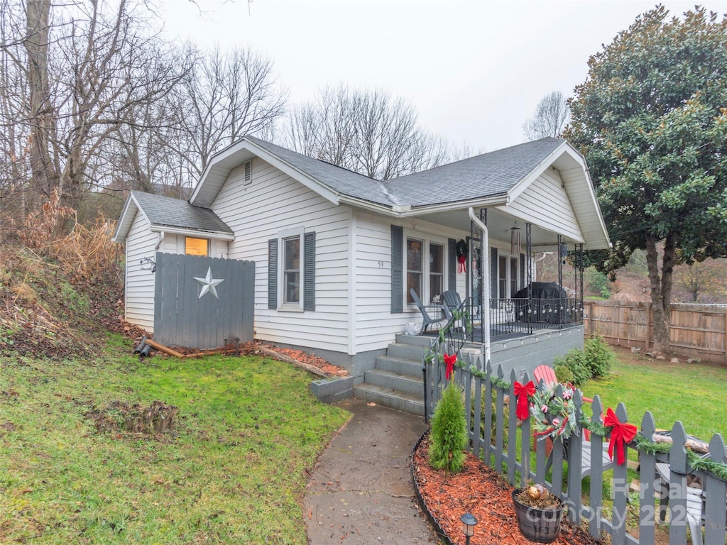 view of front facade featuring a porch and a front lawn