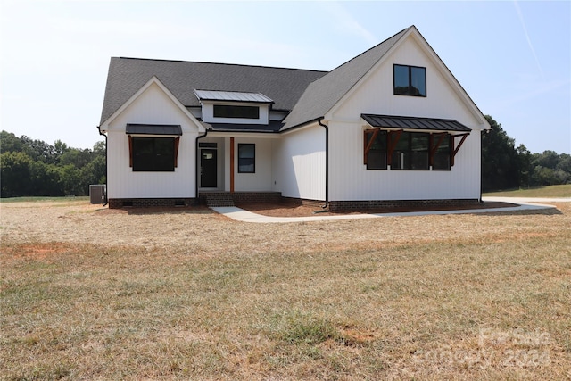 modern inspired farmhouse featuring central AC and a front yard