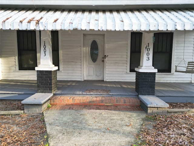 property entrance featuring a porch