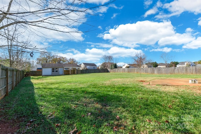 view of yard featuring an outbuilding