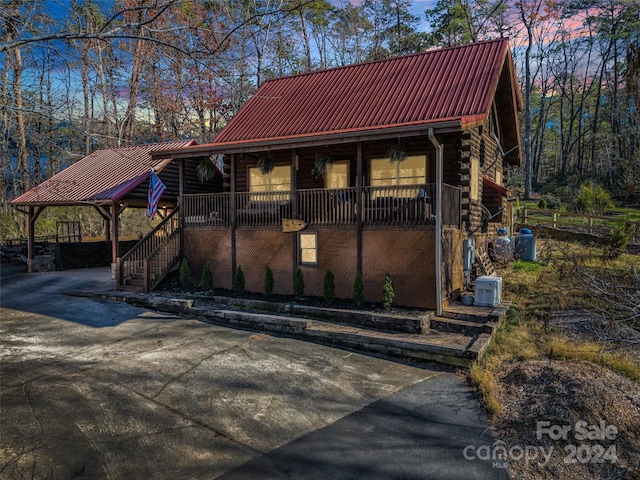 view of front of property featuring a porch