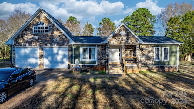 view of front of home featuring a front yard