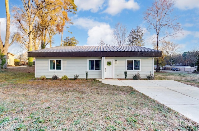 ranch-style house featuring a front lawn