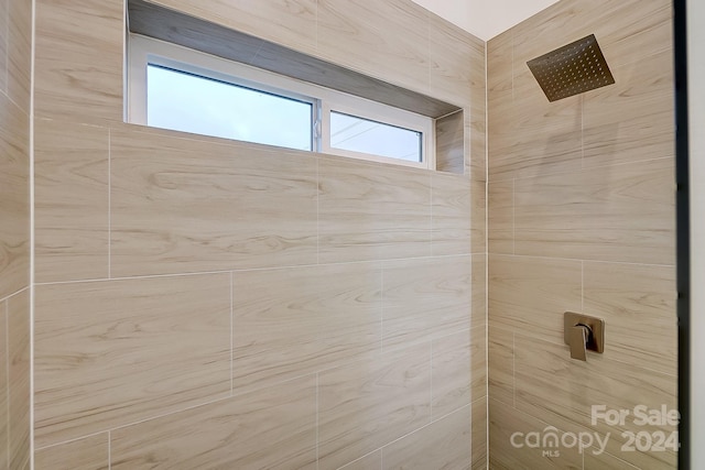 bathroom featuring a tile shower