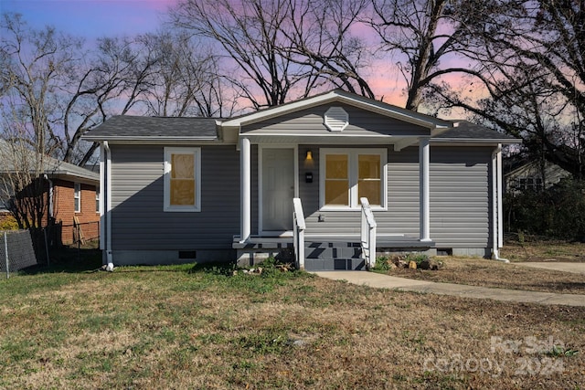 view of front of property featuring a lawn