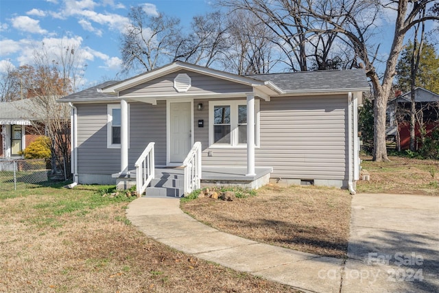 view of front of property featuring a front yard