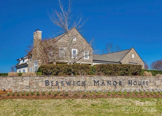 community / neighborhood sign featuring a lawn