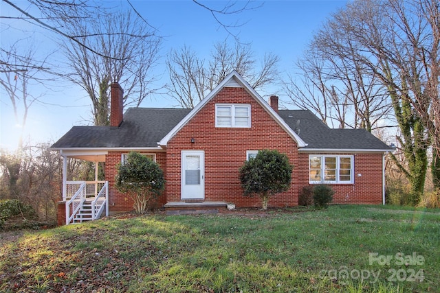 view of front of property featuring covered porch and a front yard