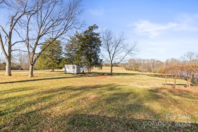 view of yard with a rural view