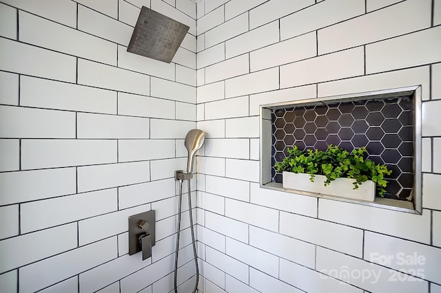 bathroom featuring a tile shower