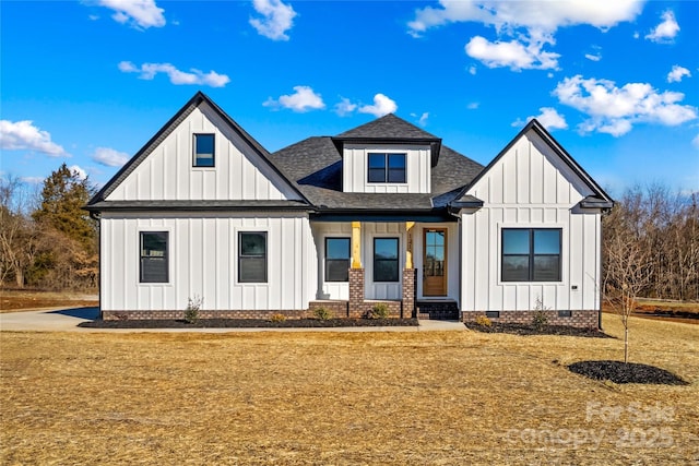 modern inspired farmhouse featuring a front yard