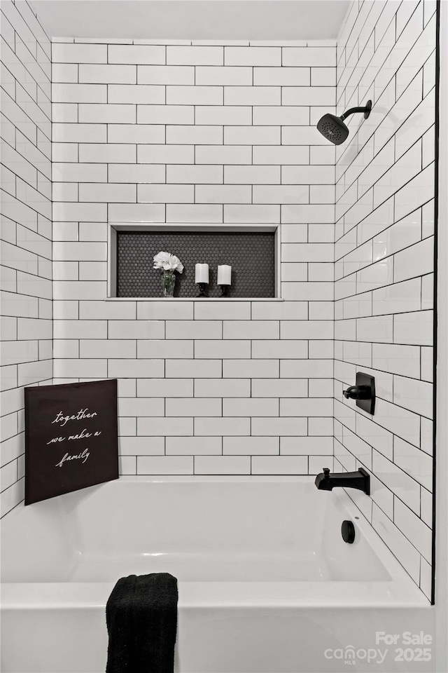 bathroom featuring tiled shower / bath combo