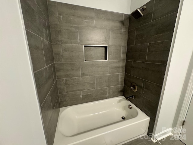 bathroom featuring tiled shower / bath