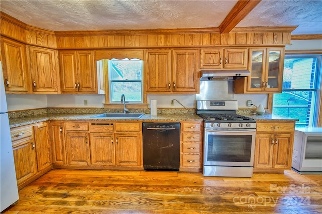 kitchen with dishwasher, sink, stainless steel range with gas cooktop, crown molding, and light hardwood / wood-style floors