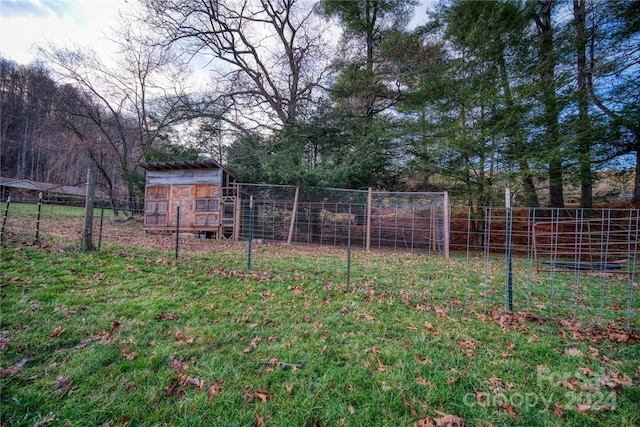 view of yard with an outdoor structure