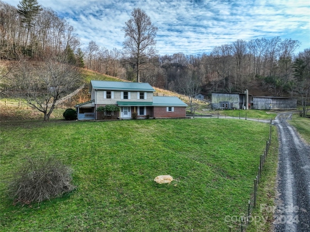 view of front of property featuring a front yard