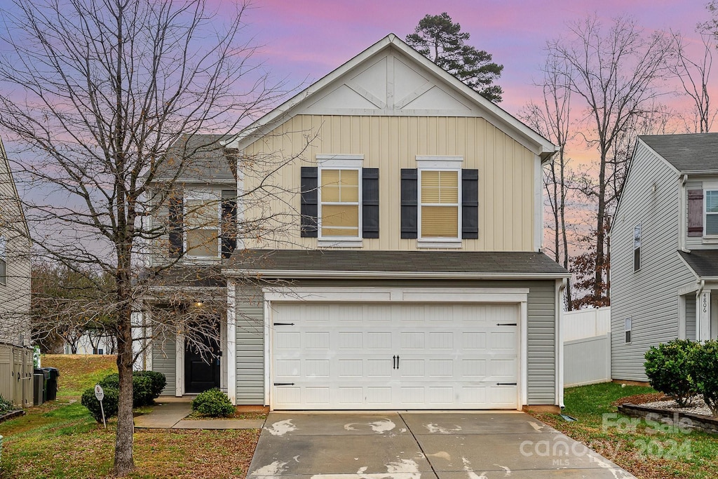 view of front property featuring a garage