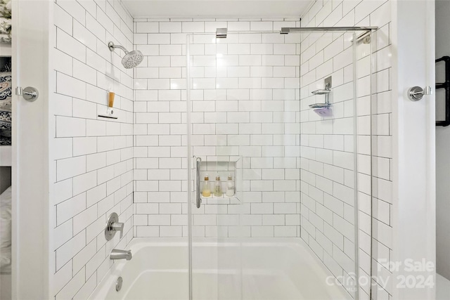 bathroom with tiled shower / bath