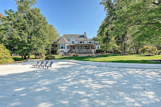 view of front facade with a front yard