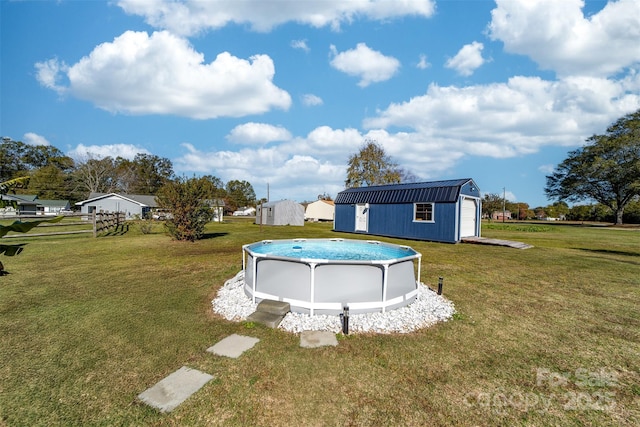 view of yard with an outdoor structure