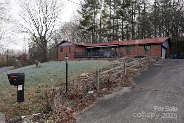 ranch-style home with a front lawn