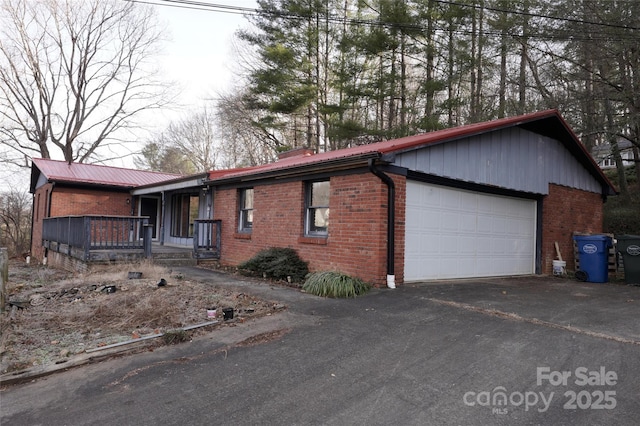 single story home featuring a garage