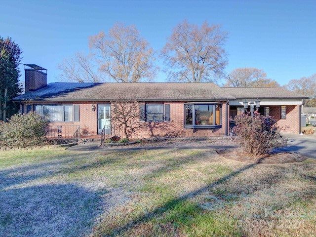 ranch-style home featuring a front lawn