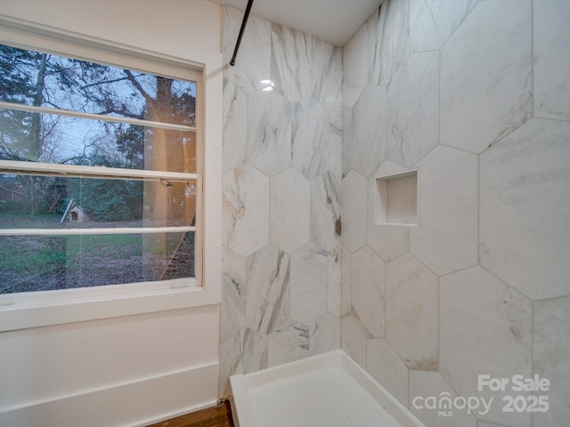 bathroom featuring tiled shower