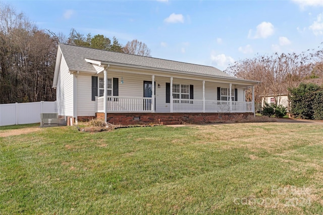 view of front facade featuring a front yard and covered porch