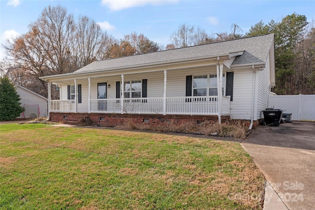 ranch-style house with covered porch and a front yard