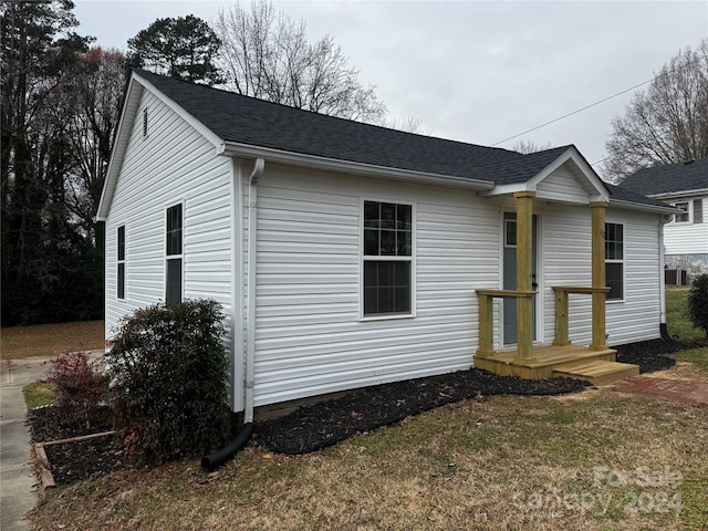 view of front of house featuring a front lawn