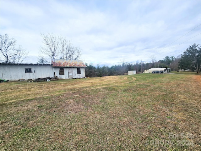 view of yard with an outbuilding