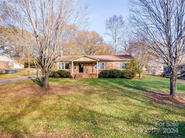 single story home with a front lawn