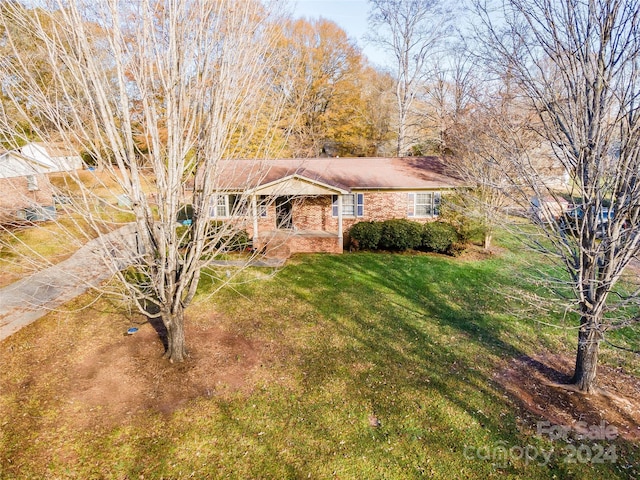 single story home with a front lawn