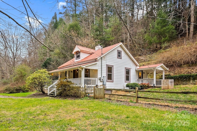 view of front of property featuring a porch and a front lawn