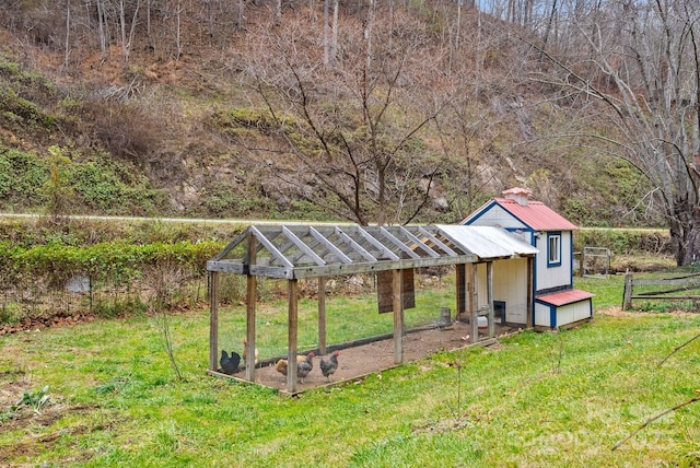 view of yard with an outdoor structure