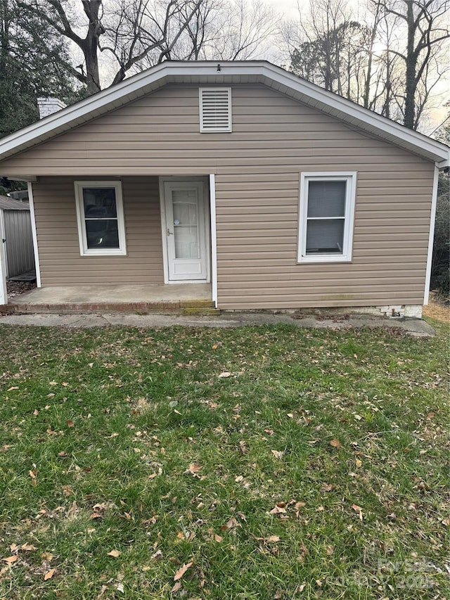 bungalow-style home featuring a front lawn