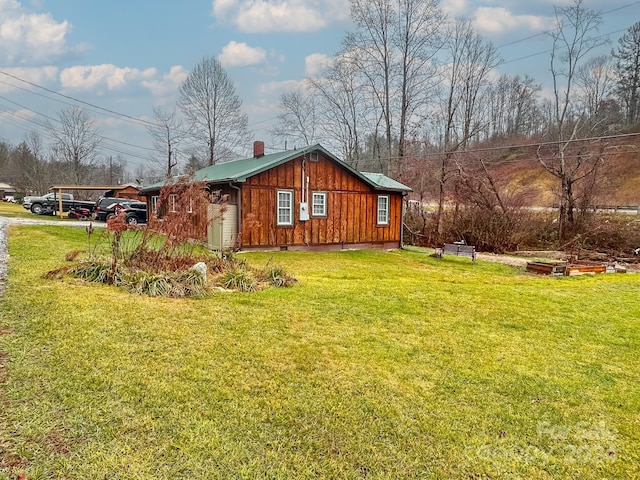 view of side of property featuring a lawn