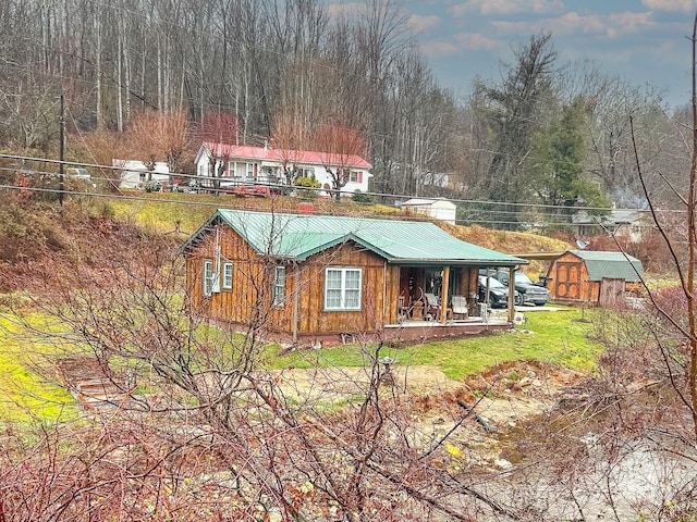 back of house featuring a shed