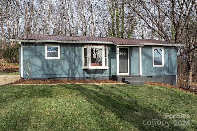 view of front of property featuring a front lawn