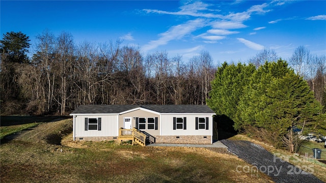 manufactured / mobile home with a front lawn