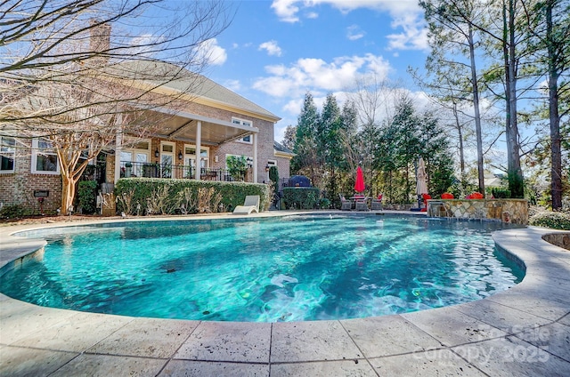 view of swimming pool featuring pool water feature