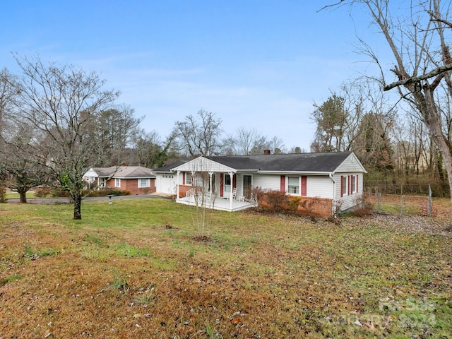 view of front facade featuring covered porch and a front lawn