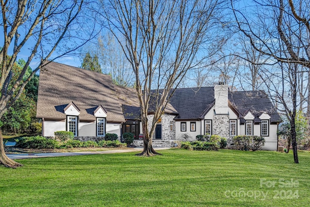 view of front of house with a front lawn